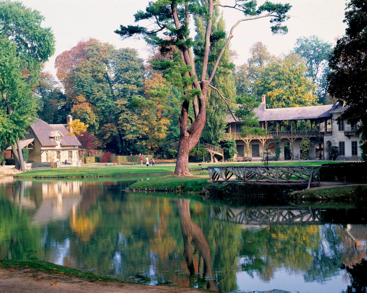 A Casa da Rainha no Hamlet da Rainha Maria Antonieta, no parque do Chateau de Versailles. de Richard Mique