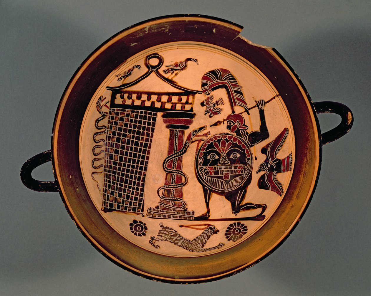 Taça de figuras negras de Lacônia representando um guerreiro atacando uma cobra, século 6 aC (cerâmica) de Rider Painter
