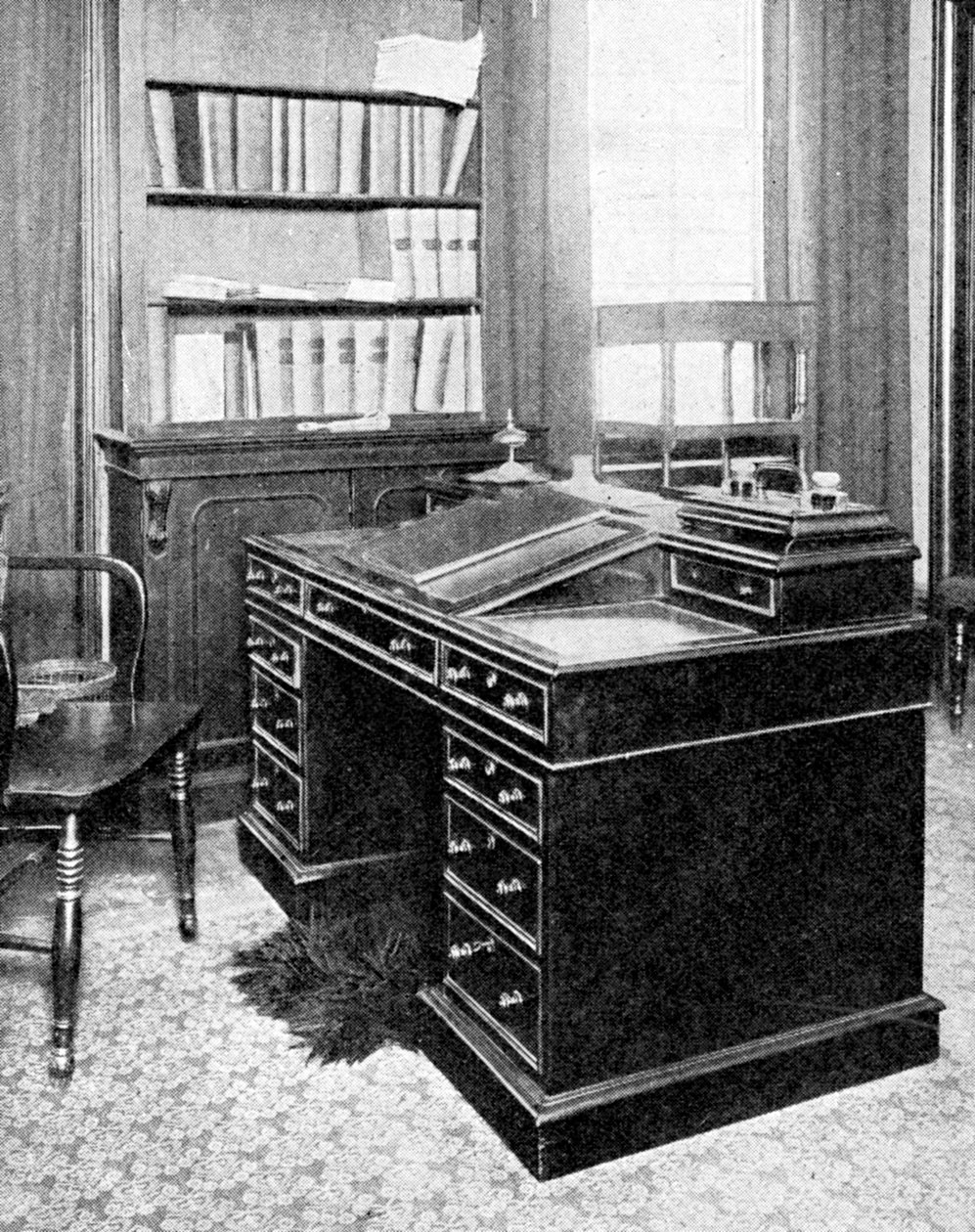 Cadeira e mesa de Charles Dickens, usada em Gadshill, 1923. de Rischgitz Collection