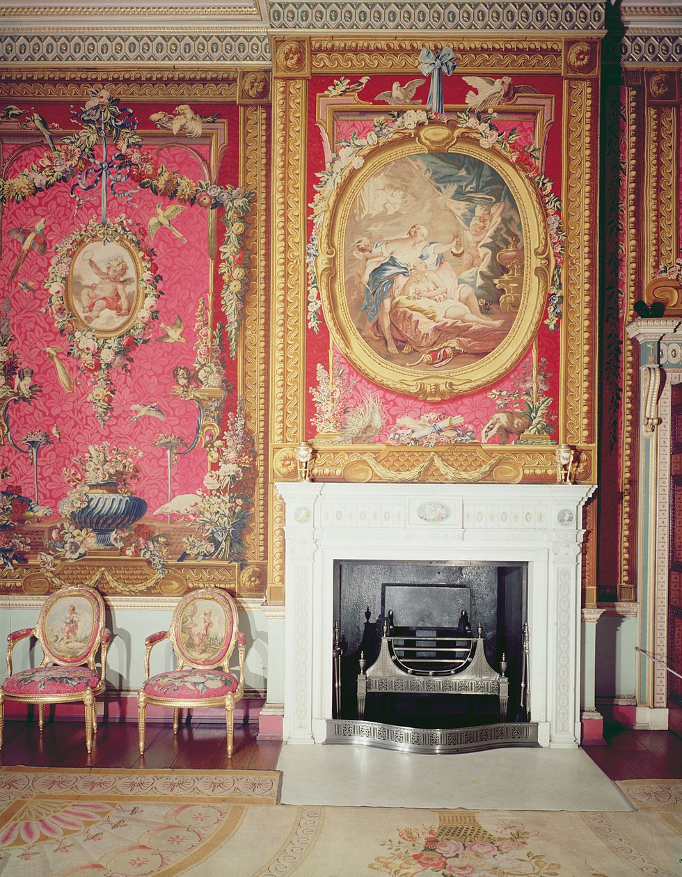 Vista da lareira projetada por Adam na Sala da Tapeçaria de Robert Adam