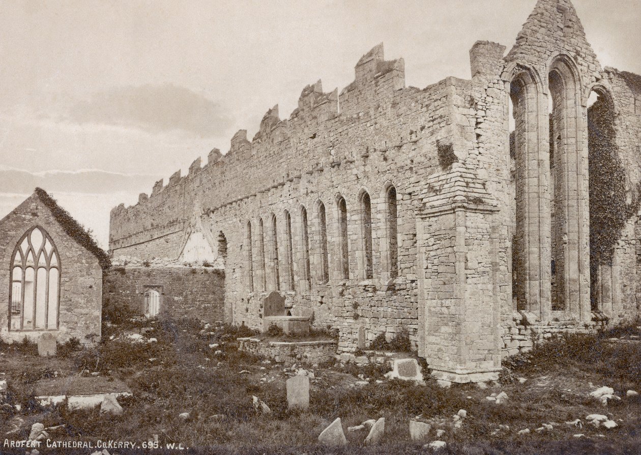 Catedral de Ardfert, fotografada por Robert French para o William Lawrence Photographic Studio, c.1880s (foto sépia) de Robert French