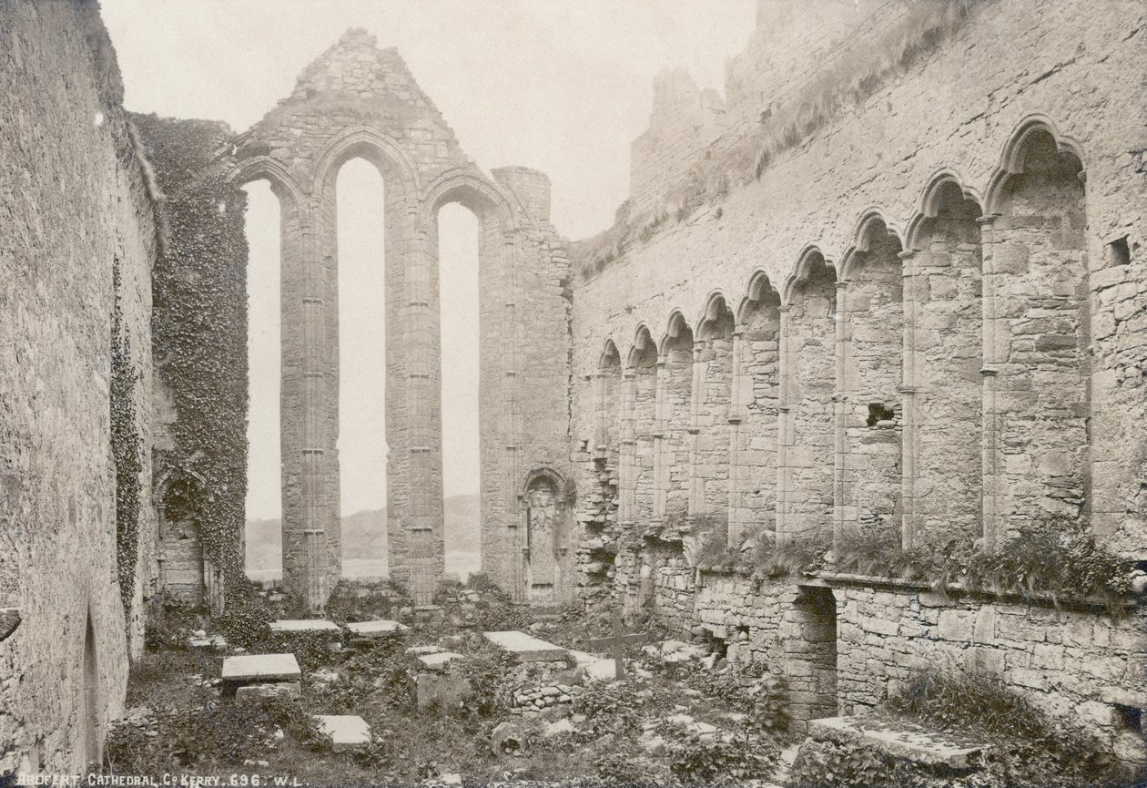 Catedral de Ardfert, fotografada por Robert French para o William Lawrence Photographic Studio, c.1880s (foto sépia) de Robert French