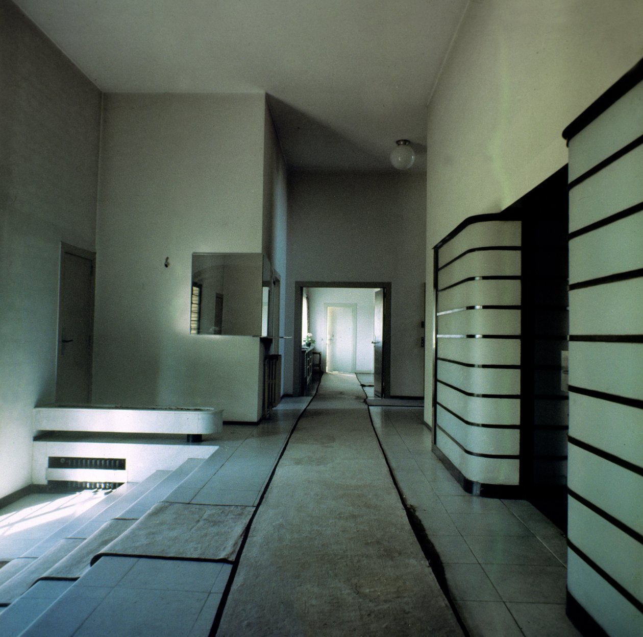 Hall de entrada da Villa Cavrois, projetado por Robert Mallet-Stevens (1886-1945), 1931-32 de Robert Mallet Stevens