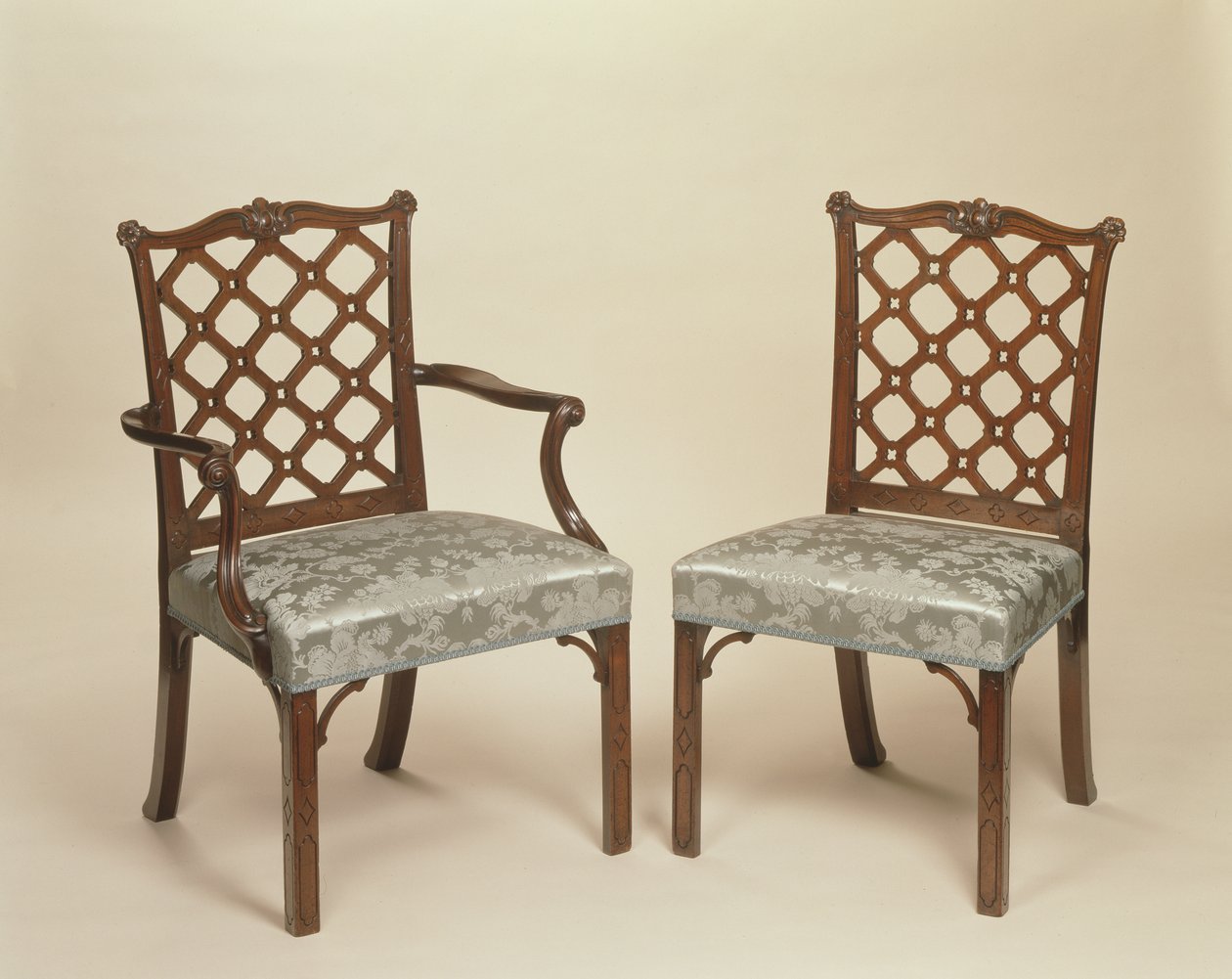Um par de cadeiras de jantar George III, c.1765 (mogno esculpido e estofados) de Robert Manwaring