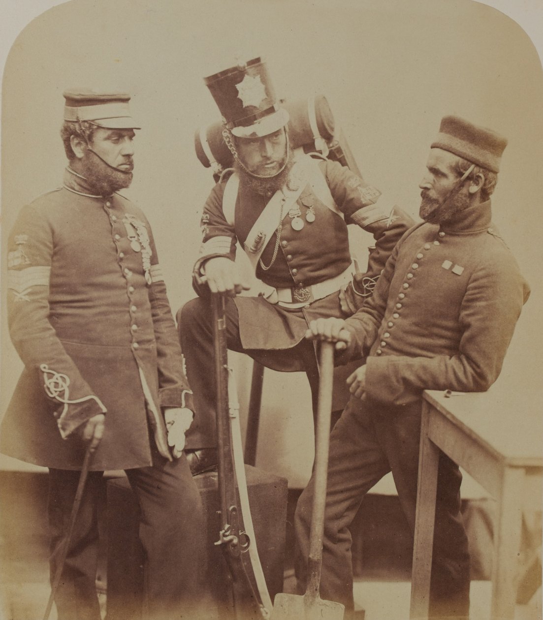 Cor-sargentos J. Stanton, Kester Knight e W. Bruce, sapadores reais e mineiros, 1856 (foto sépia) de Robert Howlett