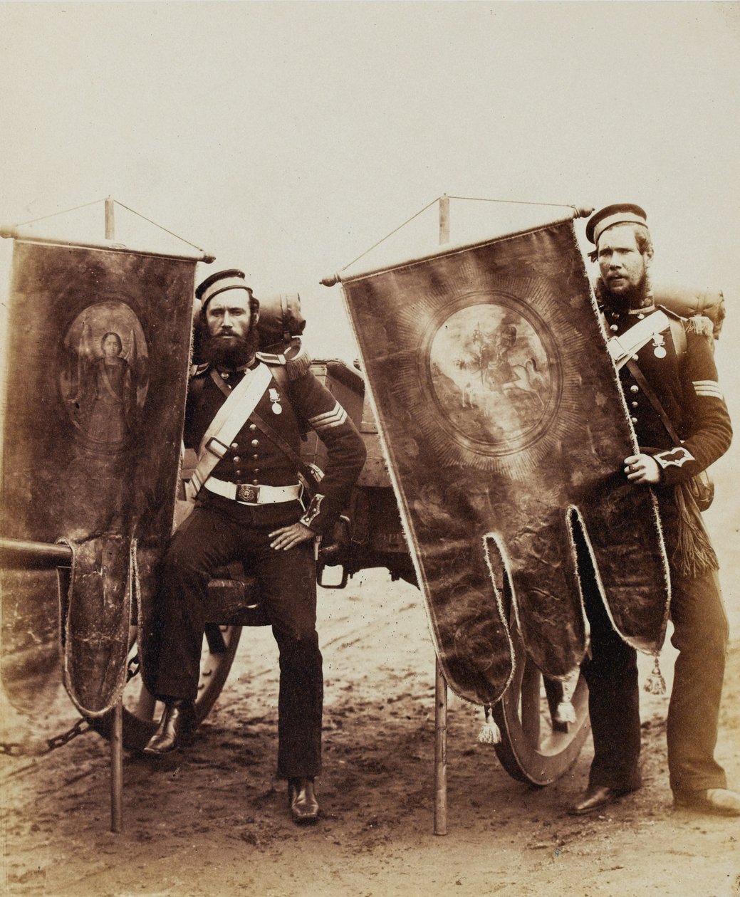 Sargento da Companhia Christy e Sargento McGifford, Royal Artillery, 1856 (foto sépia) de Robert Howlett