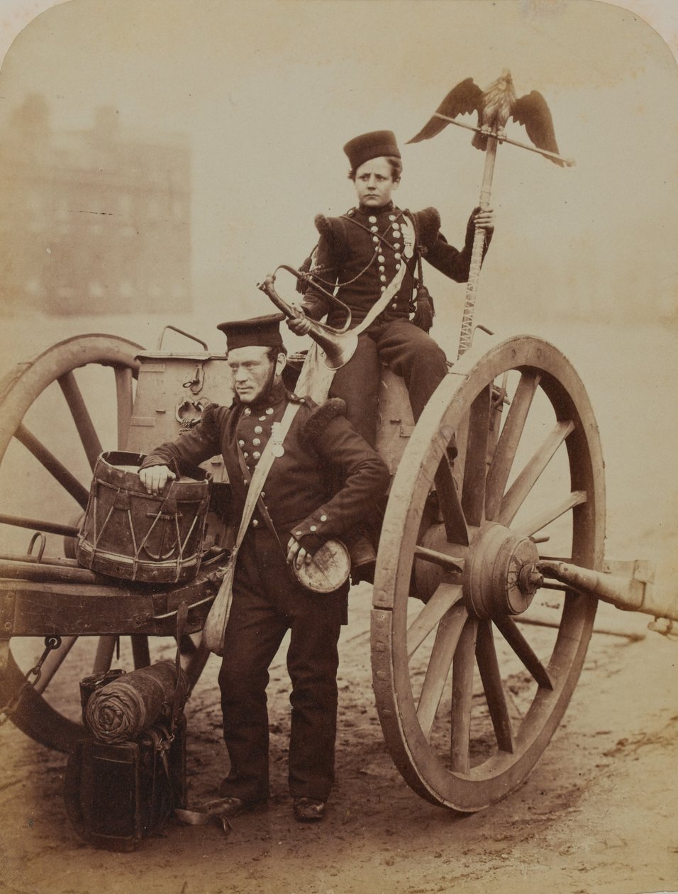 Trompetistas Gritten e Lang, Artilharia Real, 1856 (foto sépia) de Robert Howlett