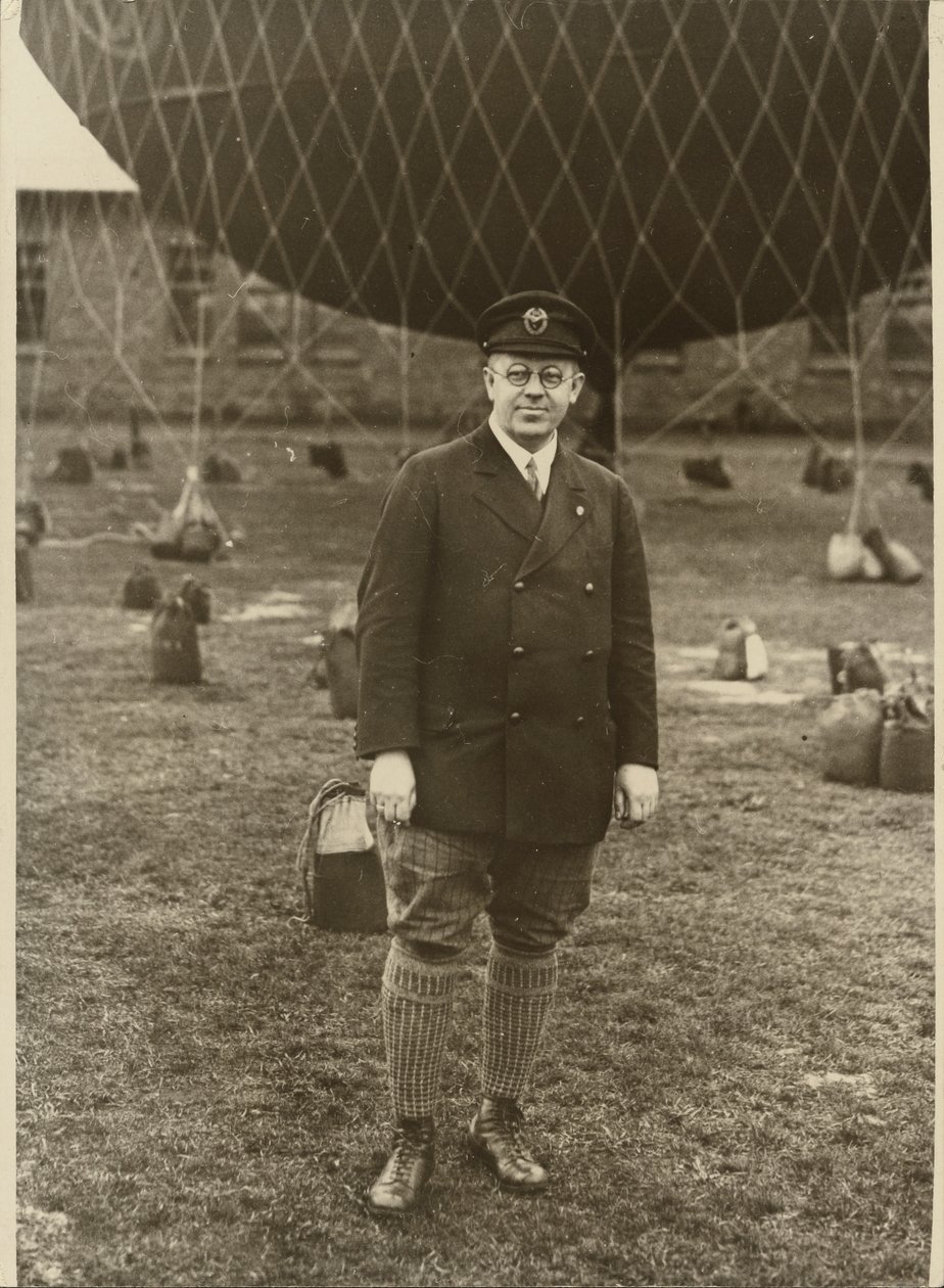 [Retrato de um balonista]. de Robert Petschow