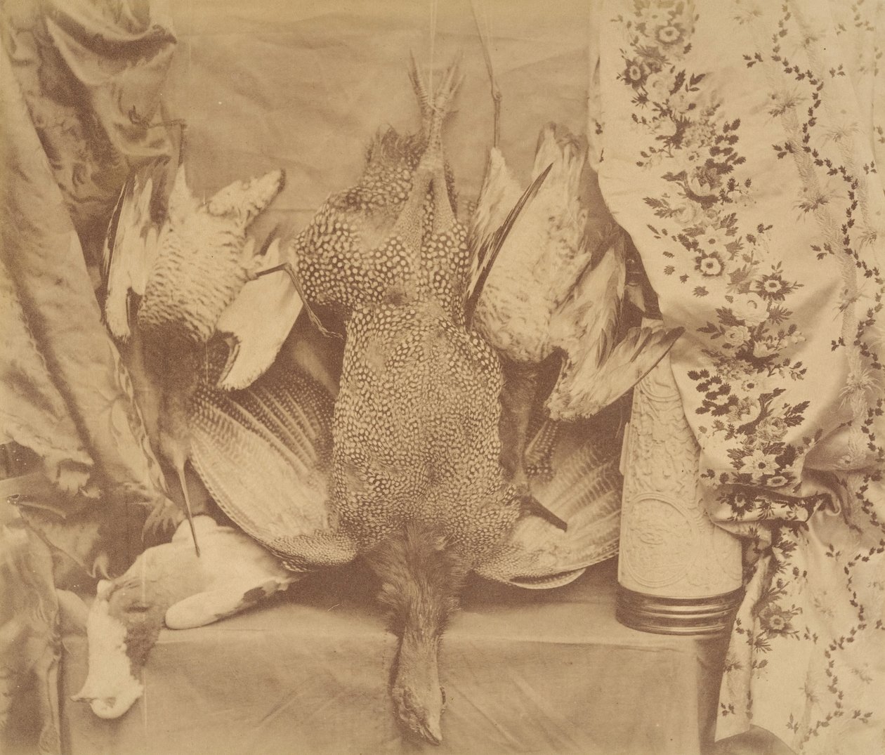 Natureza morta e bordado, 1856. de Robert Wilfred Skeffington Lutwidge