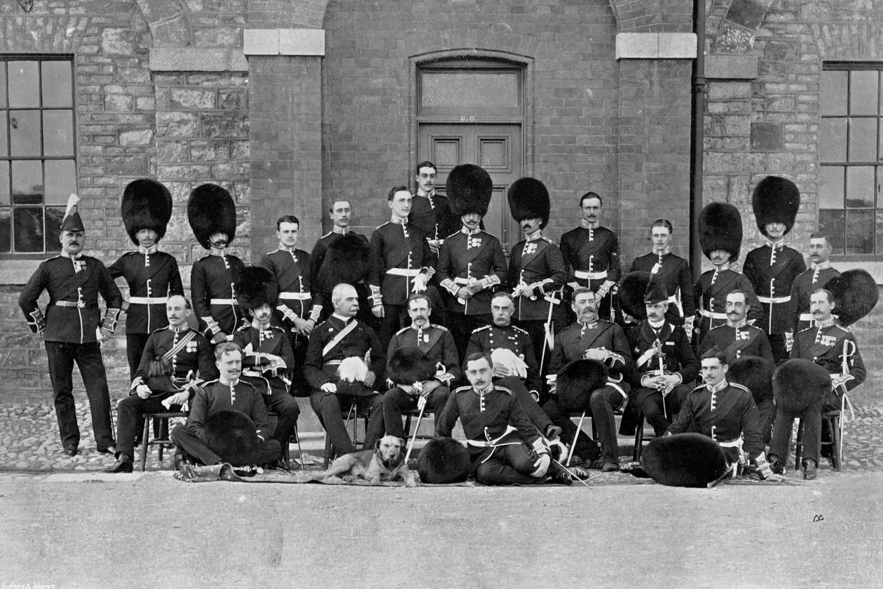 Um grupo de inspeção de oficiais da 1ª Guarda Escocesa, 1896 de Robinson and Sons