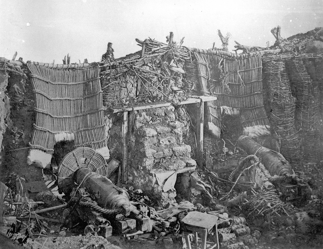 Uma bateria de duas pistolas durante a Guerra da Crimeia, c.1855 de Roger Fenton