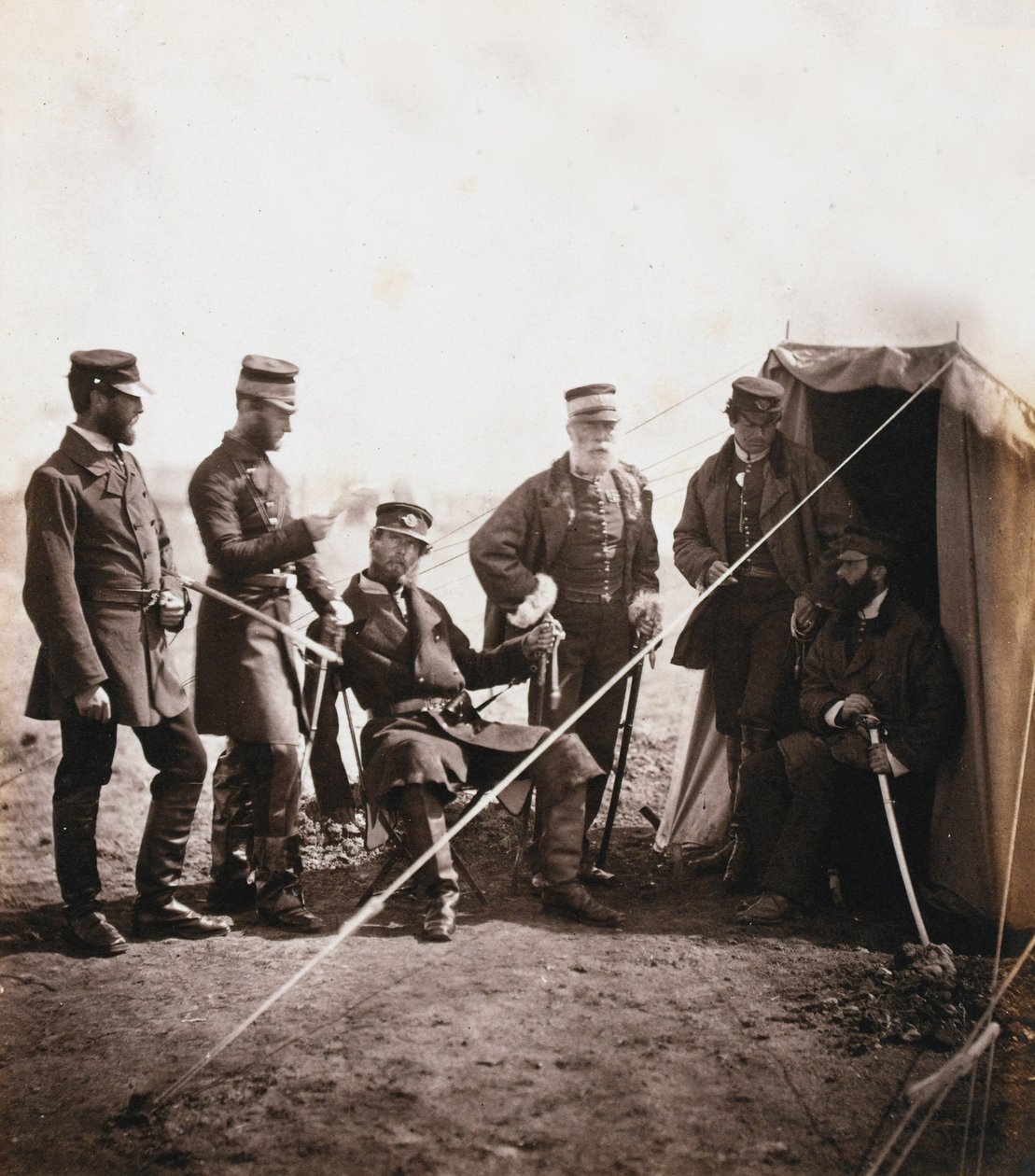 General de Brigada Philip Macpherson e Oficiais da 4ª Divisão, de um álbum de 52 fotografias associadas à Guerra da Crimeia, 1855 de Roger Fenton
