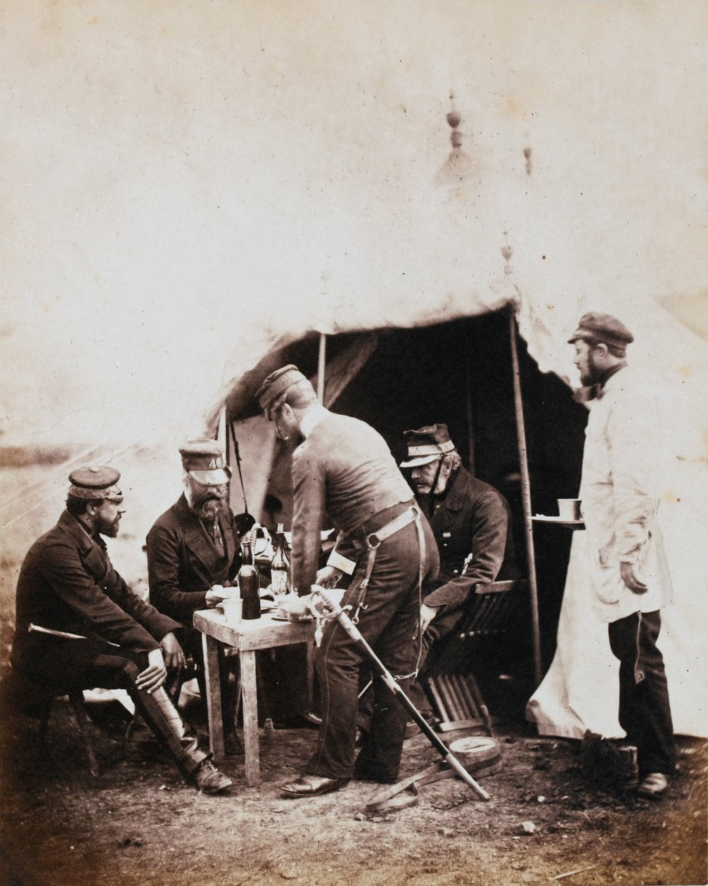 Brigadeiro Robert Garrett e oficiais da 4ª Divisão, de um álbum de 52 fotografias associadas à Guerra da Criméia de Roger Fenton