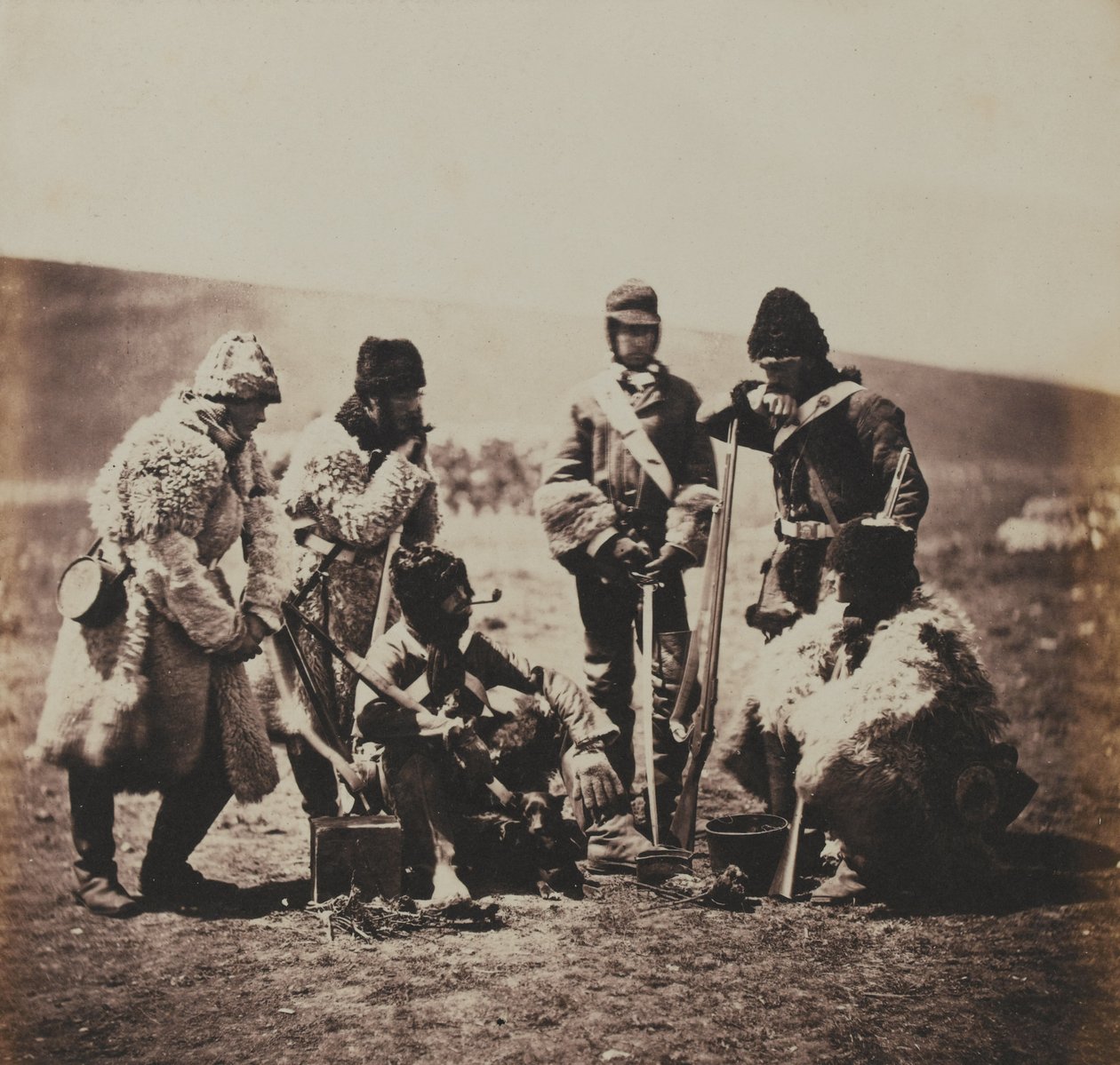 Capitão Pechell e Homens do Regimento de Pé no Vestido de Inverno do 77th (East Middlesex), de um álbum de 52 fotografias associadas à Guerra da Criméia de Roger Fenton