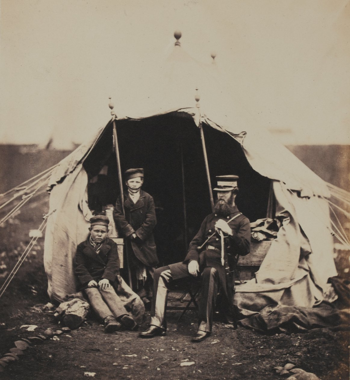 Tenente-Coronel Studholme Brownrigg, CB e os Rapazes Russos, de um álbum de 52 fotografias associadas à Guerra da Crimeia, 1855 de Roger Fenton