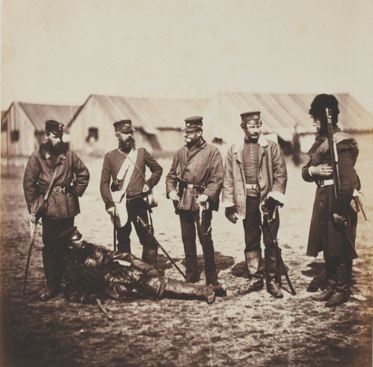 O tenente-general William Munro e os oficiais do 39º Regimento de Pé (Dorsetshire), de um álbum de 52 fotografias associadas à Guerra da Crimeia, 1855 de Roger Fenton