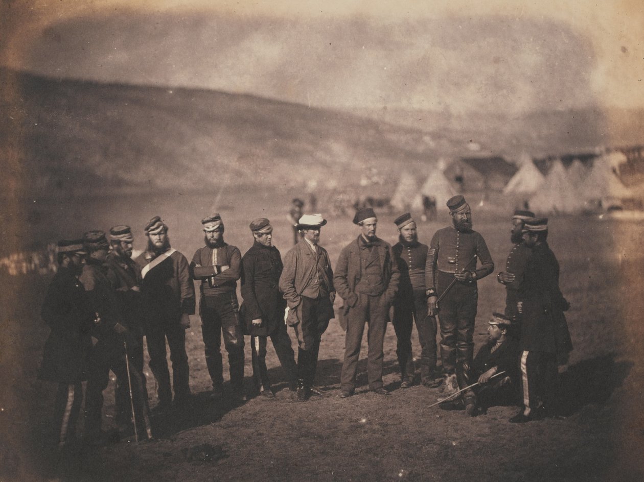 Major Adolphus William Desart Burton e Oficiais do 5º Regimento de Guardas de Dragões na Criméia, de um álbum de 52 fotografias associadas à Guerra da Criméia, 1 de Roger Fenton