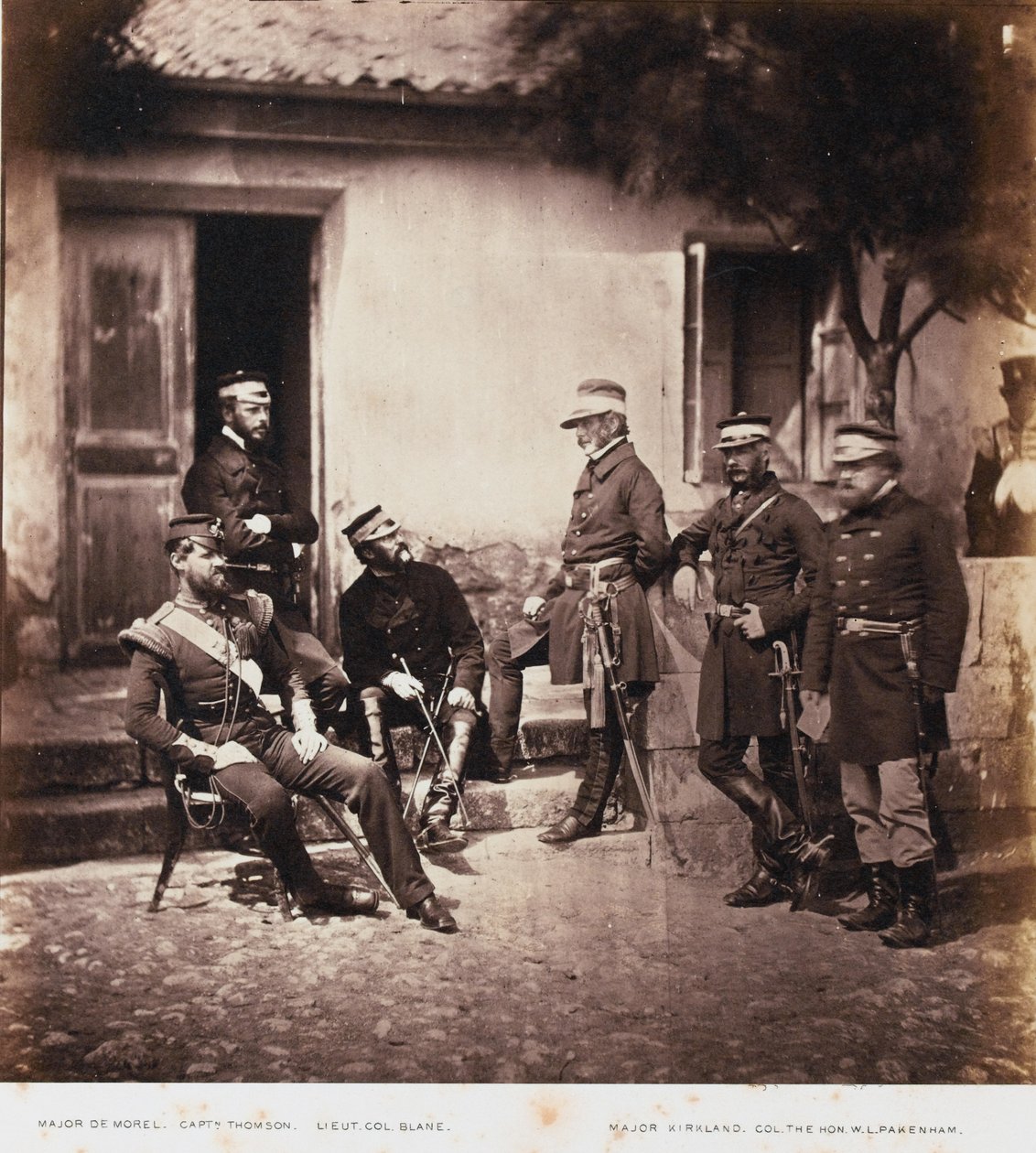 Major-General James Bucknall Bucknall Estcourt e Staff, de um álbum de 52 fotografias associadas à Guerra da Crimeia, 1855 de Roger Fenton