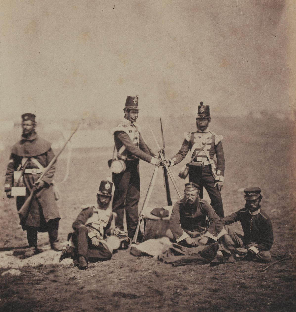 Oficiais e Homens do 3º Regimento de Pé (East Kent) (The Buffs) de um álbum de 52 fotografias associadas à Guerra da Crimeia, 1855 de Roger Fenton