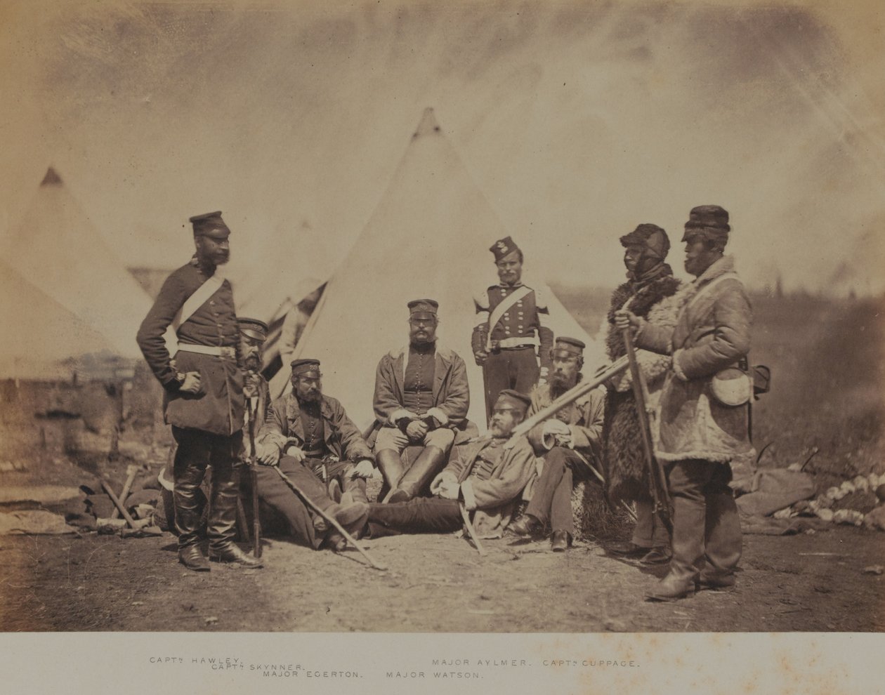 Oficiais e Homens do 89º (Princesa Victoria) Regimento do Pé, de um álbum de 52 fotografias associadas à Guerra da Criméia de Roger Fenton