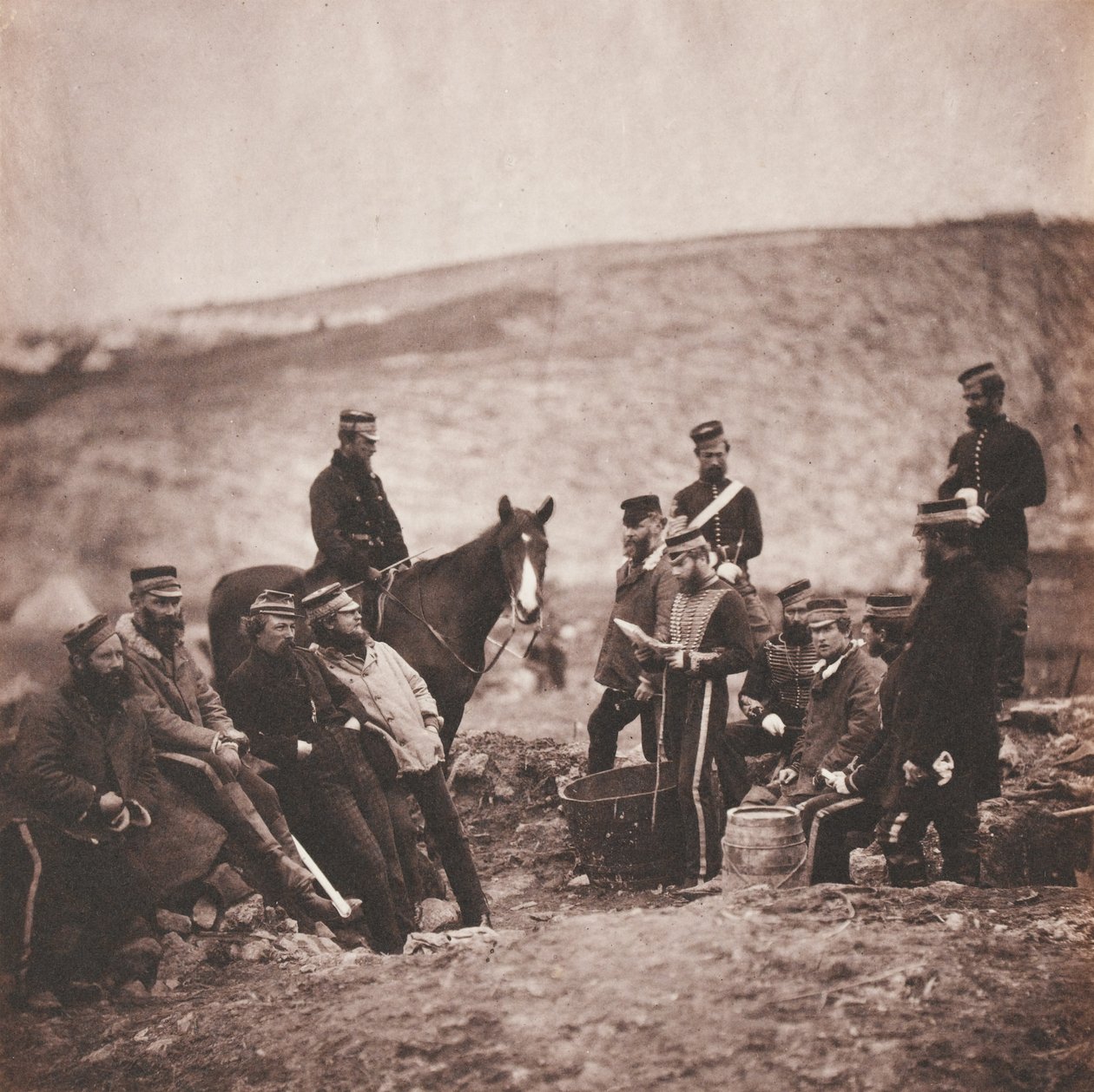 Oficiais e homens do oitavo (Royal irlandês do rei) Light Dragoons (hussardos) de um álbum de 52 fotografias associadas à Guerra da Criméia, 1855 de Roger Fenton