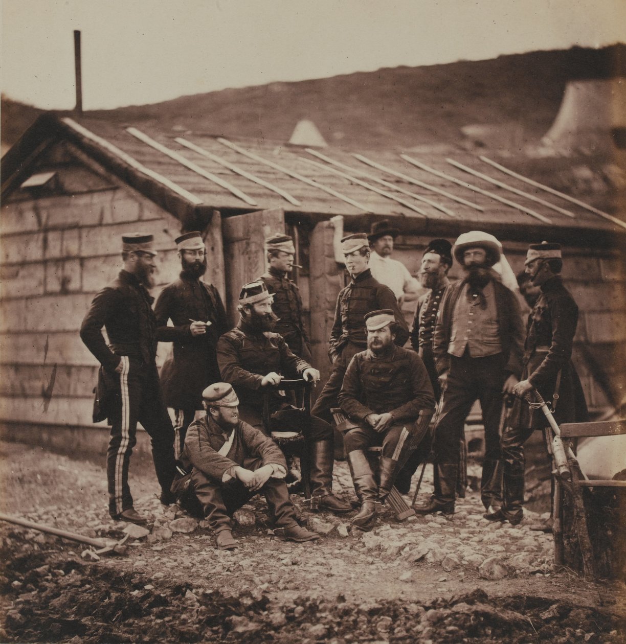 Oficiais do 4º Regimento de Dragões da Luz (Próprio da Rainha), de um álbum de 52 fotografias associadas à Guerra da Crimeia, 1855 de Roger Fenton
