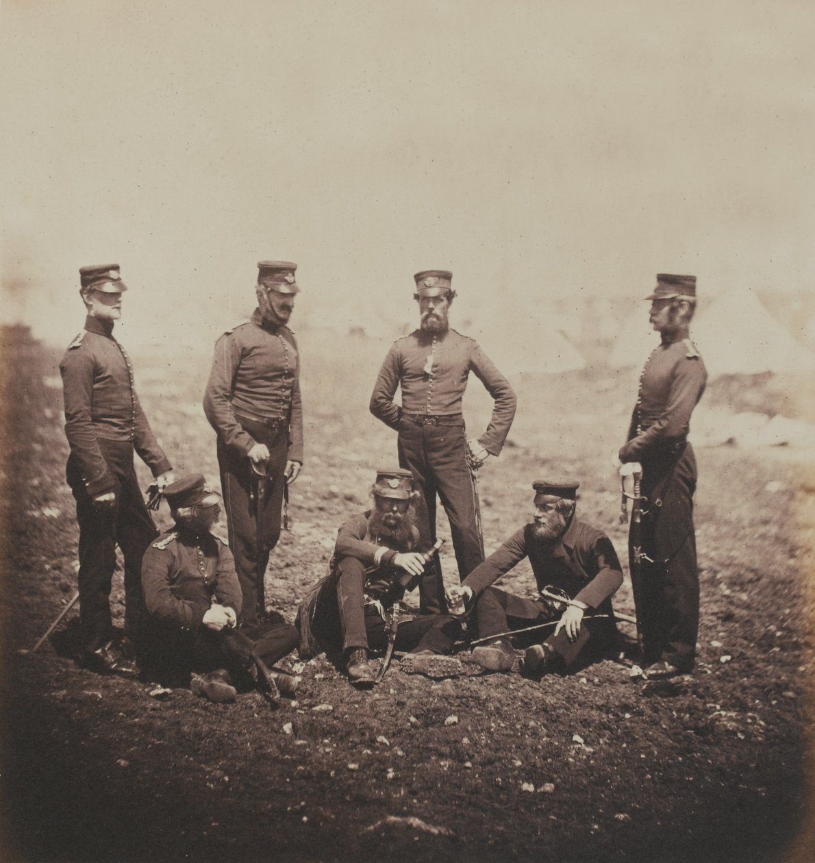 Oficiais do 68º (Durham) Regimento do Pé (Infantaria Ligeira) de um álbum de 52 fotografias associadas à Guerra da Crimeia, 1855 de Roger Fenton