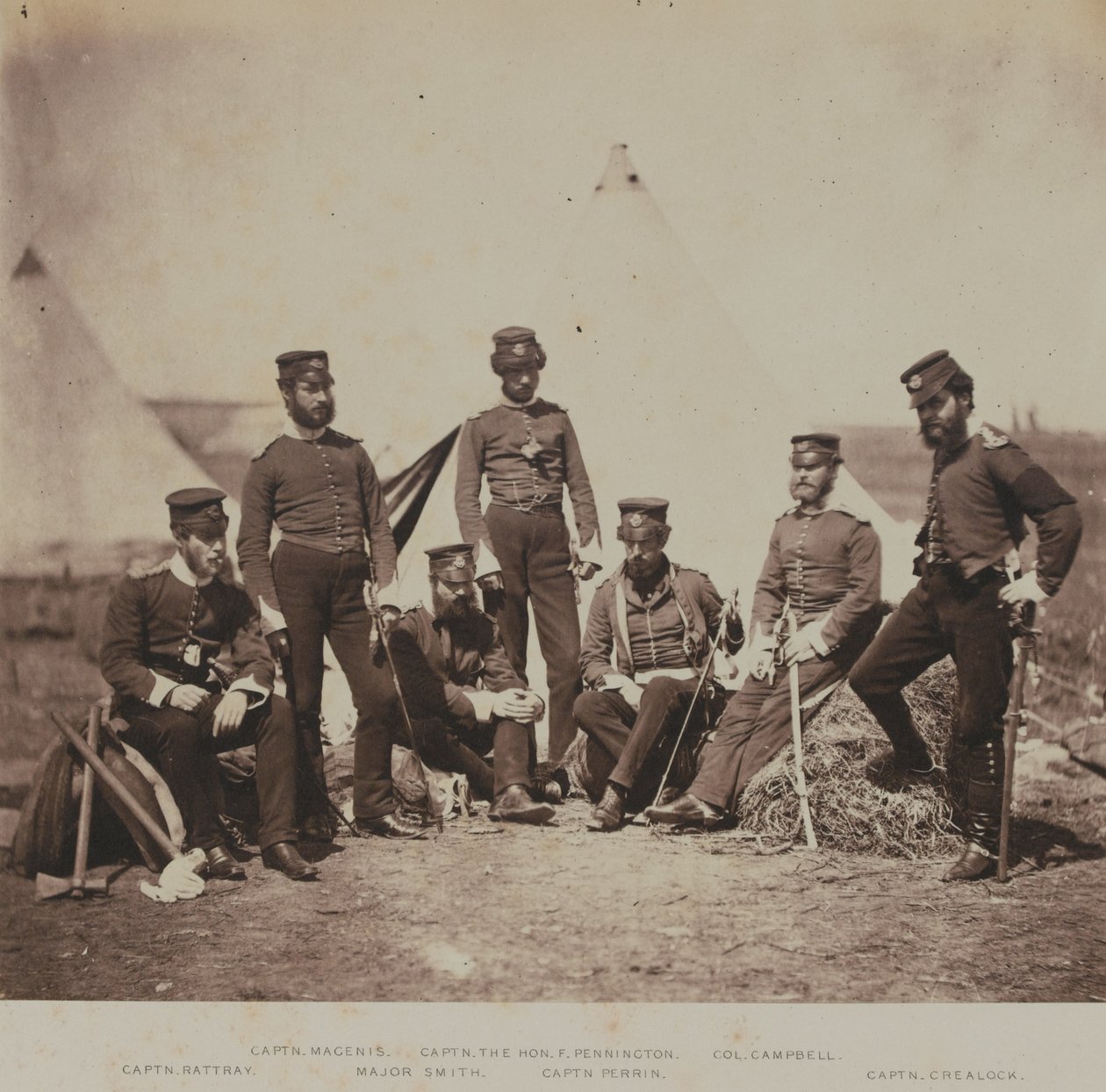 Oficiais do Regimento de Pé 90 (Perthshire Volunteers) (Light Infantry), de um álbum de 52 fotografias associadas à Guerra da Crimeia, 1855 de Roger Fenton