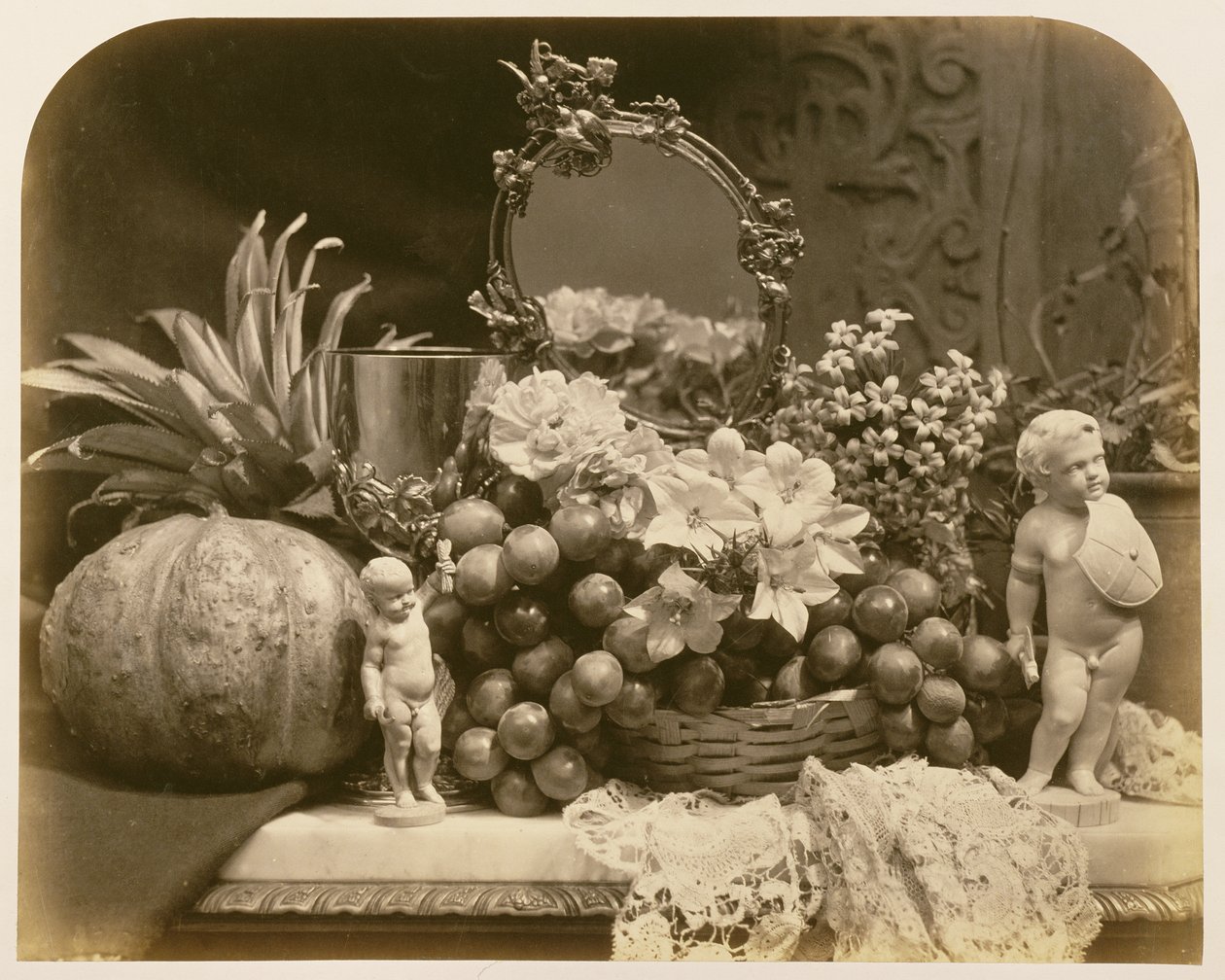 Ainda vida de frutas com espelho e estatuetas, 1860 (foto sépia) de Roger Fenton