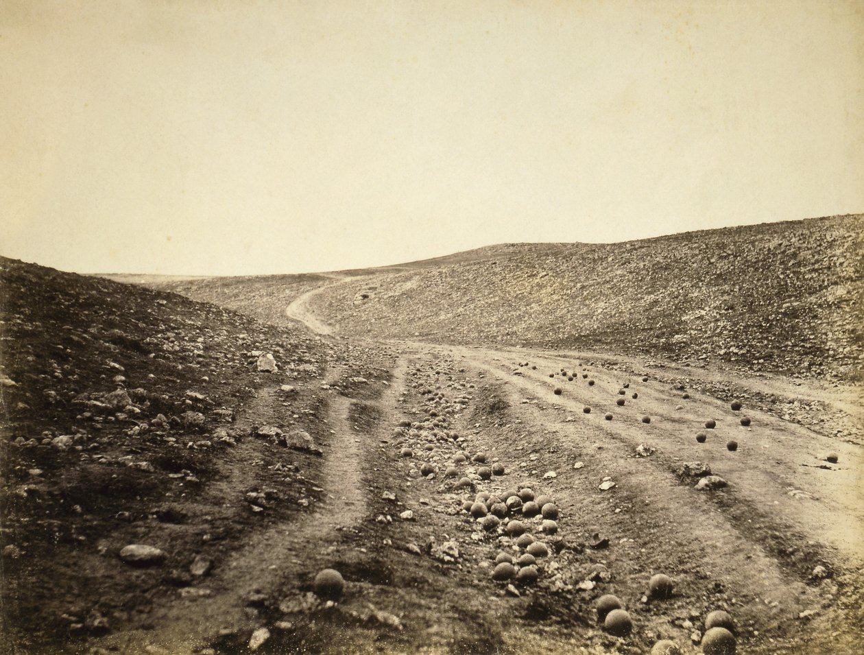 O Vale da Morte, após a Carga da Brigada Ligeira, 1855 (foto sépia) de Roger Fenton
