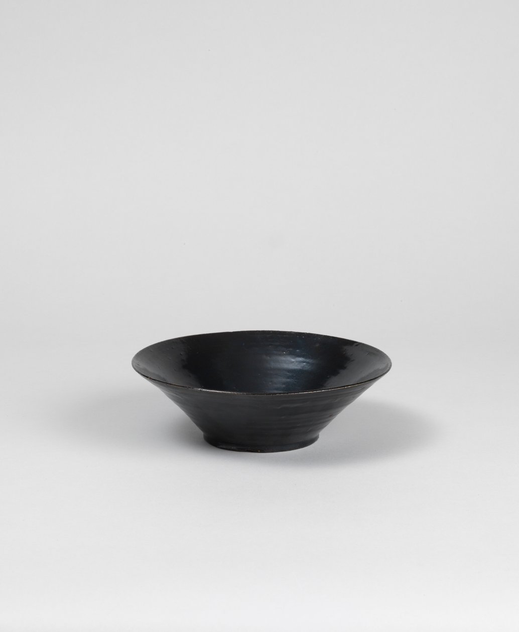 Tigela em vidro preto de Roger Eliot Fry