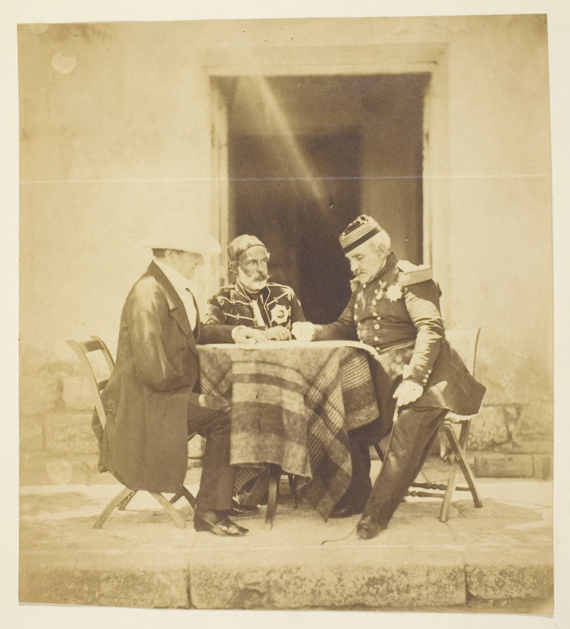 Um conselho de guerra: Lord Raglan, Omar Paxá e Pélissier, fotografado na véspera da tomada do Mankelen, Crimeia de Roger Fenton