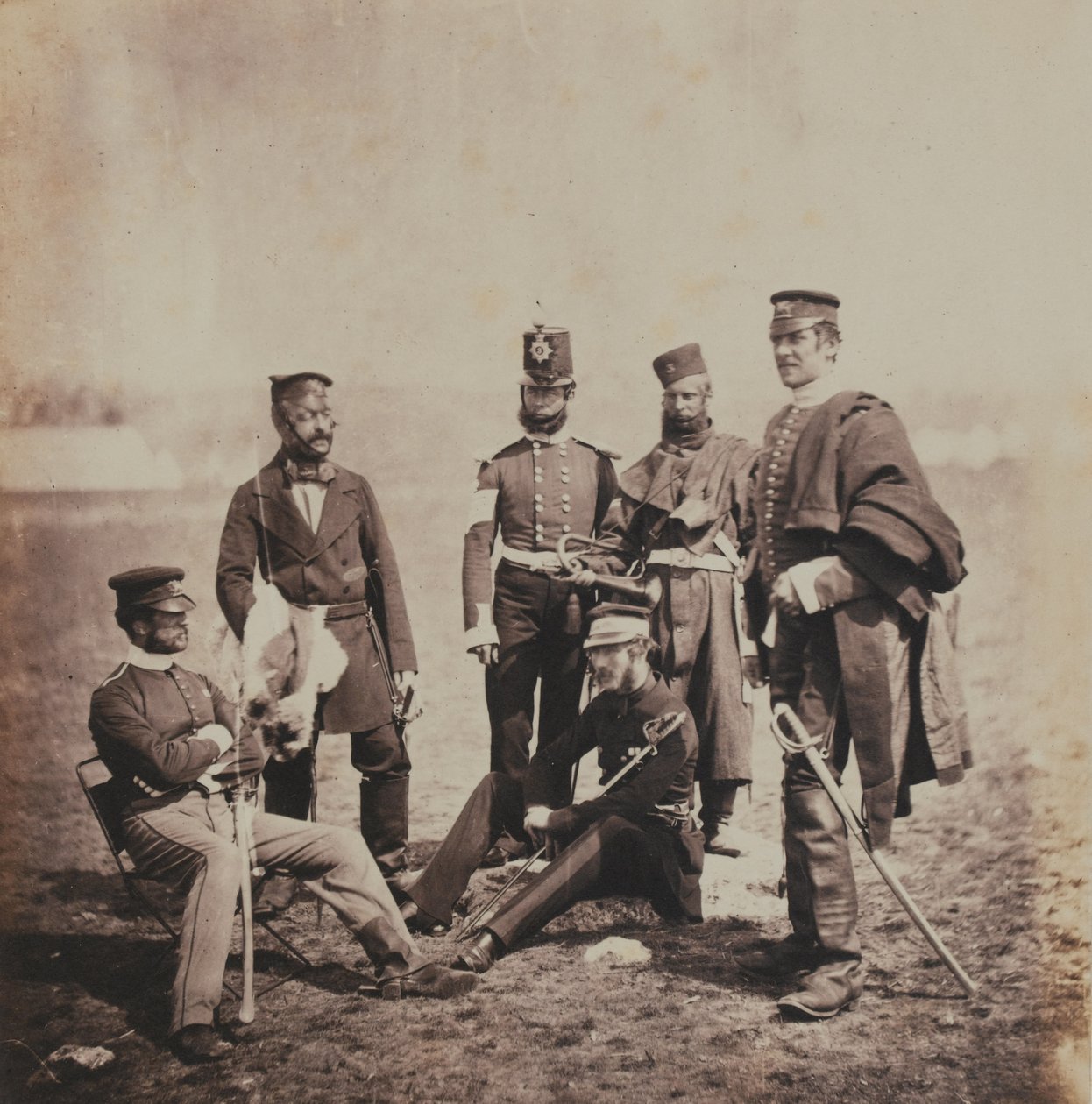 General de Brigada Charles Thomas Van Straubenzee (1812-92) e Oficiais dos Buffs, de um álbum de 52 fotografias associadas à Guerra da Crimeia, 1855 de Roger Fenton