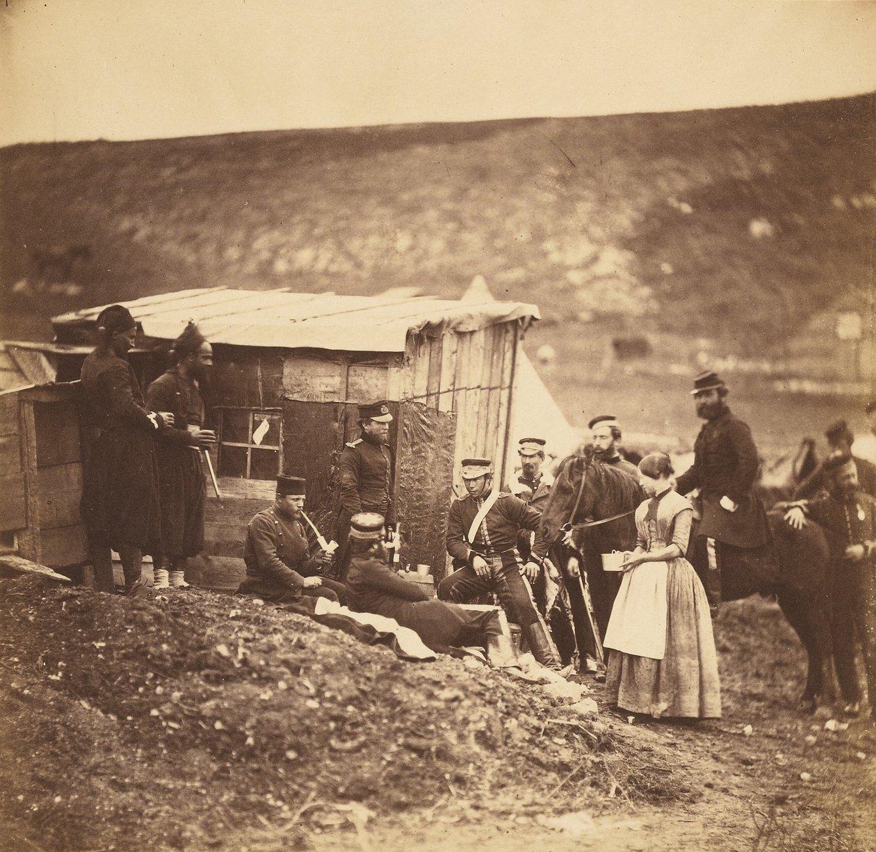 Acampamento do 4.º Regimento de Dragões da Guarda, convívio festivo, franceses e ingleses de Roger Fenton