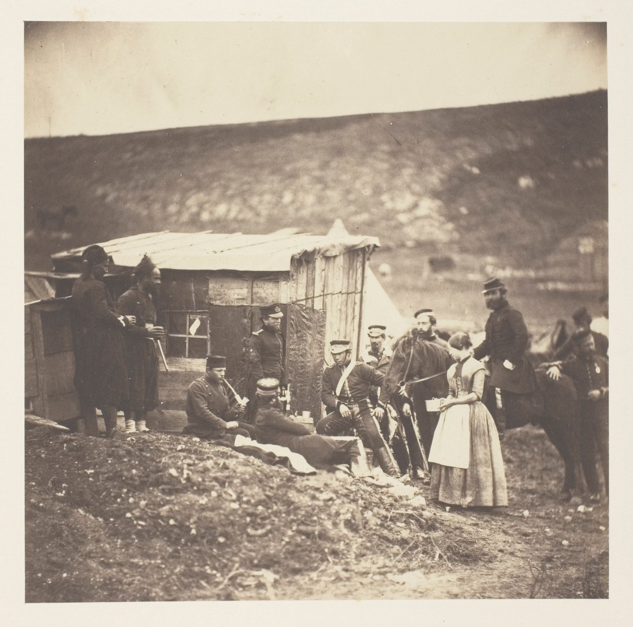 Acampamento do 4.º Regimento de Guardas de Dragões, festa convivial, franceses e ingleses de Roger Fenton