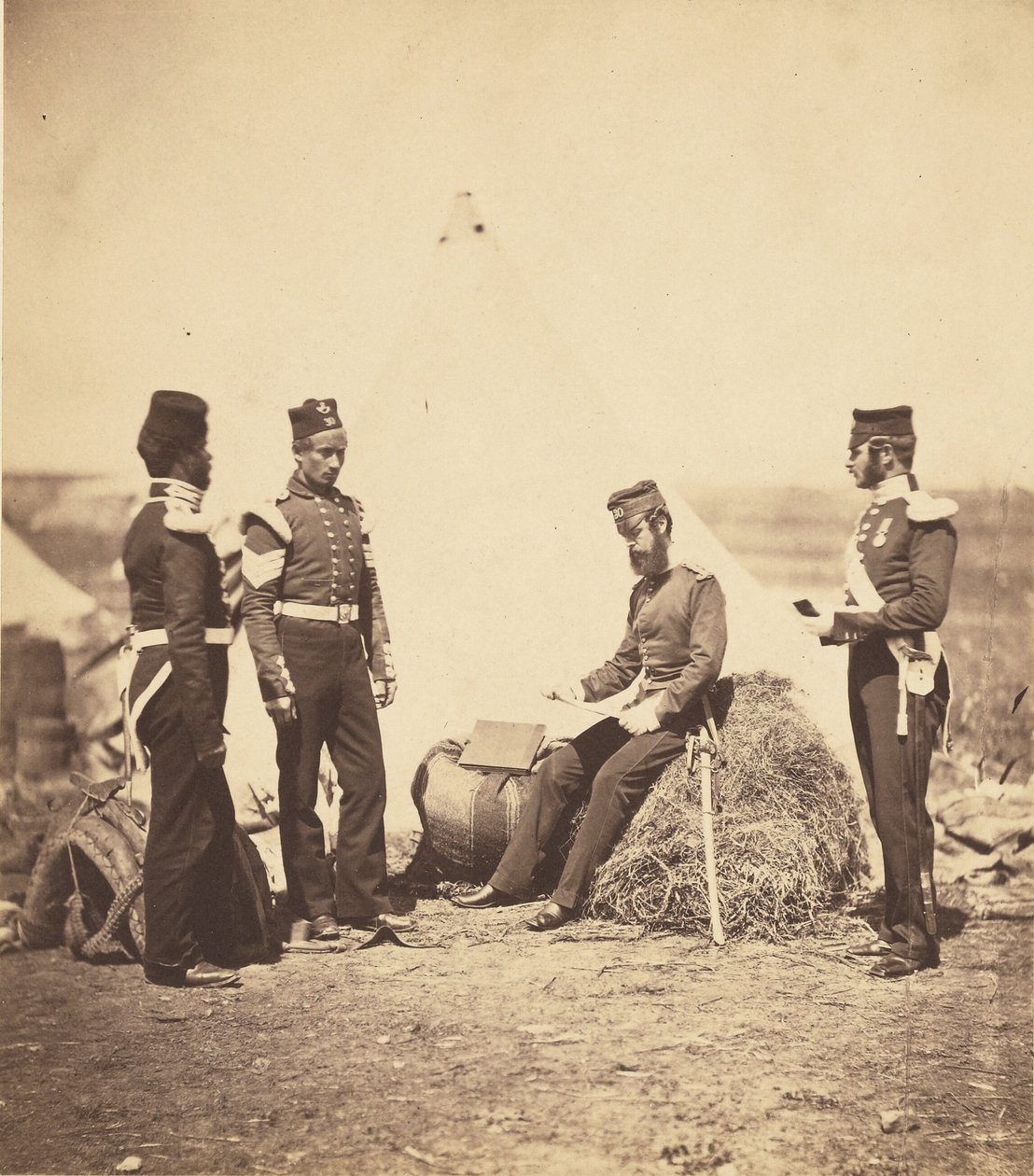 O capitão Walker do 30.º regimento a ler ordens gerais. de Roger Fenton