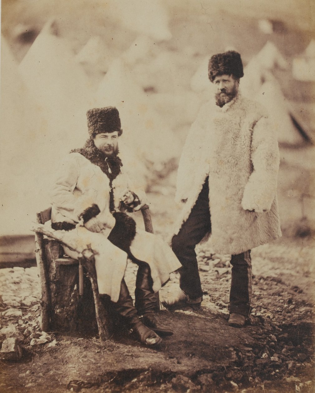 Capitão Brown 4º (Regimento da Rainha) Regimento de Dragões de Luz e Servo em Vestido de Inverno, de um álbum de 52 fotografias associadas à Guerra da Crimeia, 1855 de Roger Fenton