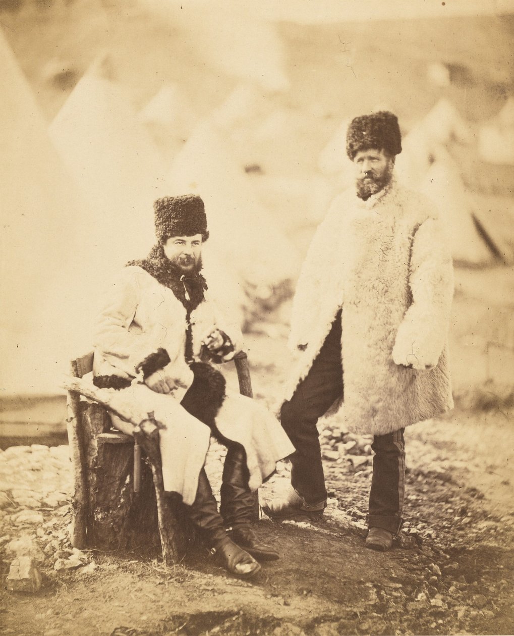 Capitão Brown, 4.º Regimento de Dragões Ligeiros e criado, em traje de inverno de Roger Fenton