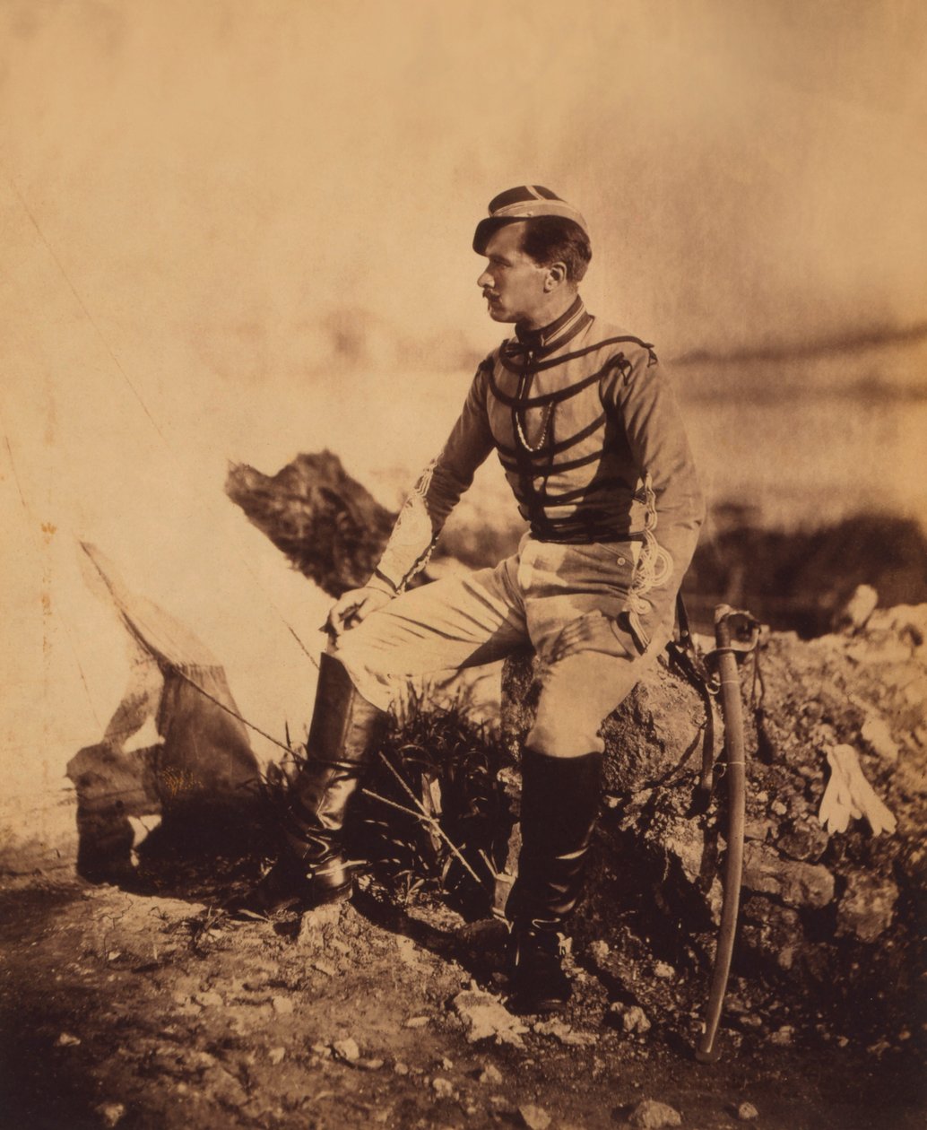 Capitão Thomas, auxiliar de acampamento do General Pierre Bosquet, Sentado Retrato Completo em Uniforme com Espada, Guerra da Crimeia, Crimeia, Ucrânia de Roger Fenton