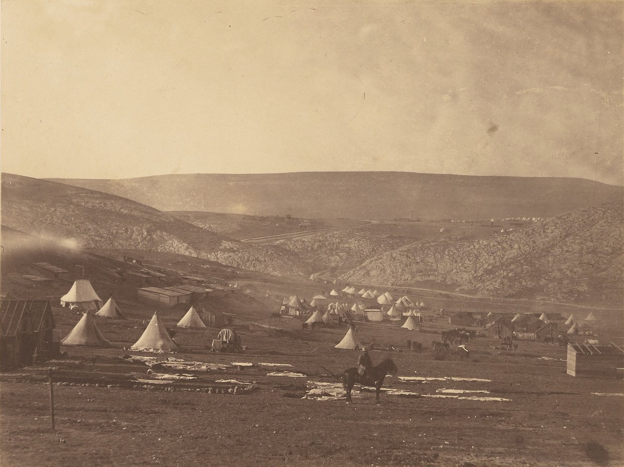Acampamento de cavalaria, Balaclava, visto em direcção ao planalto de Sebastopol de Roger Fenton