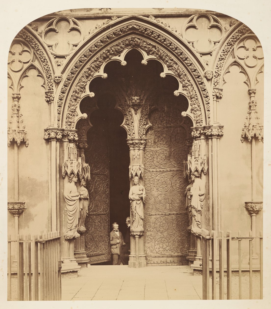 Portal central, pórtico oeste, catedral de Lichfield de Roger Fenton