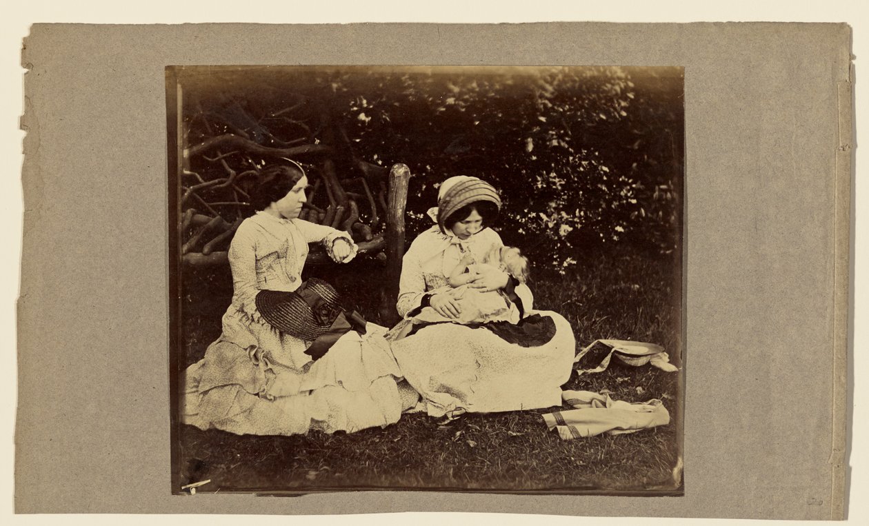 [Criança a dormir com duas mulheres sentadas na relva] de Roger Fenton