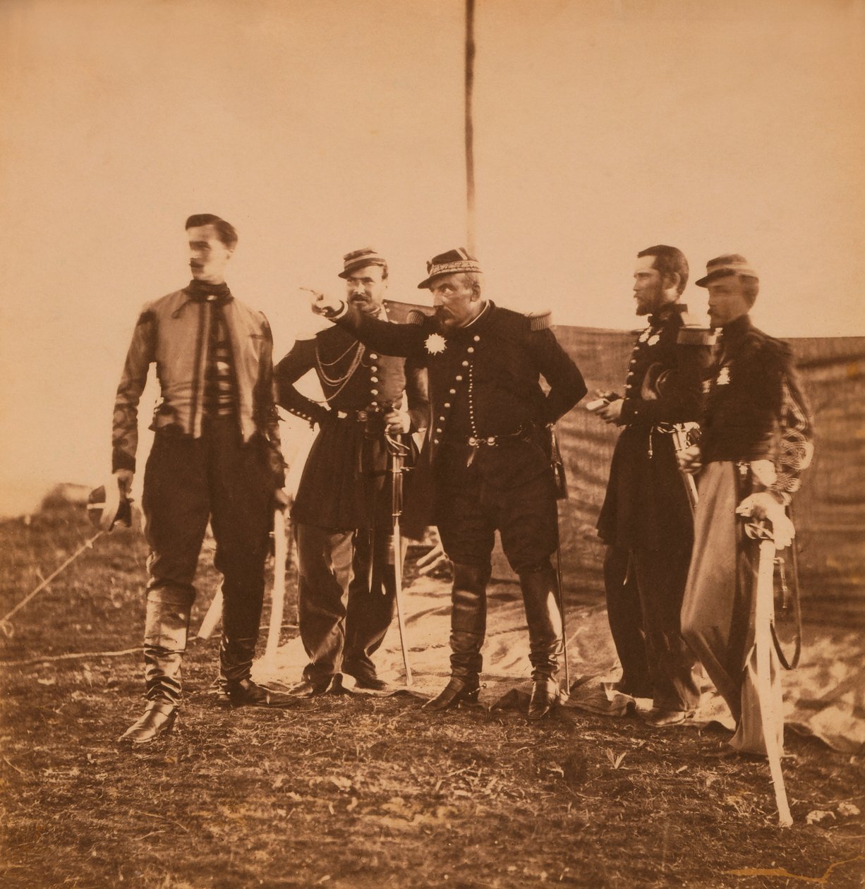 O general francês Pierre Bosquet dando ordens ao seu pessoal, Guerra da Crimeia, Crimeia, Ucrânia de Roger Fenton