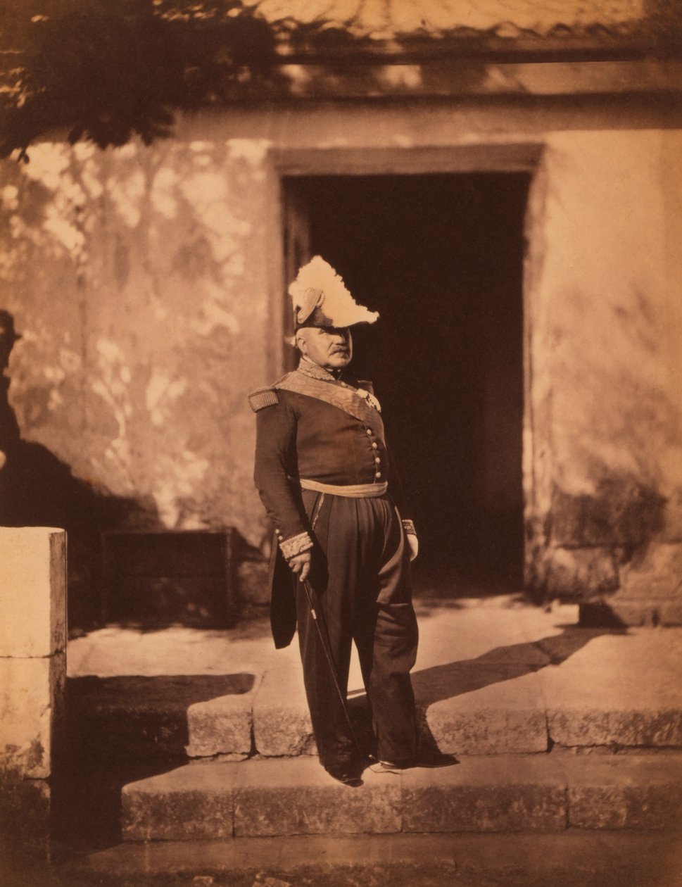 Marechal Pelissier francês, Retrato Completo em Uniforme e Chapéu, em frente ao Edifício, Guerra da Crimeia, Crimeia, Ucrânia de Roger Fenton