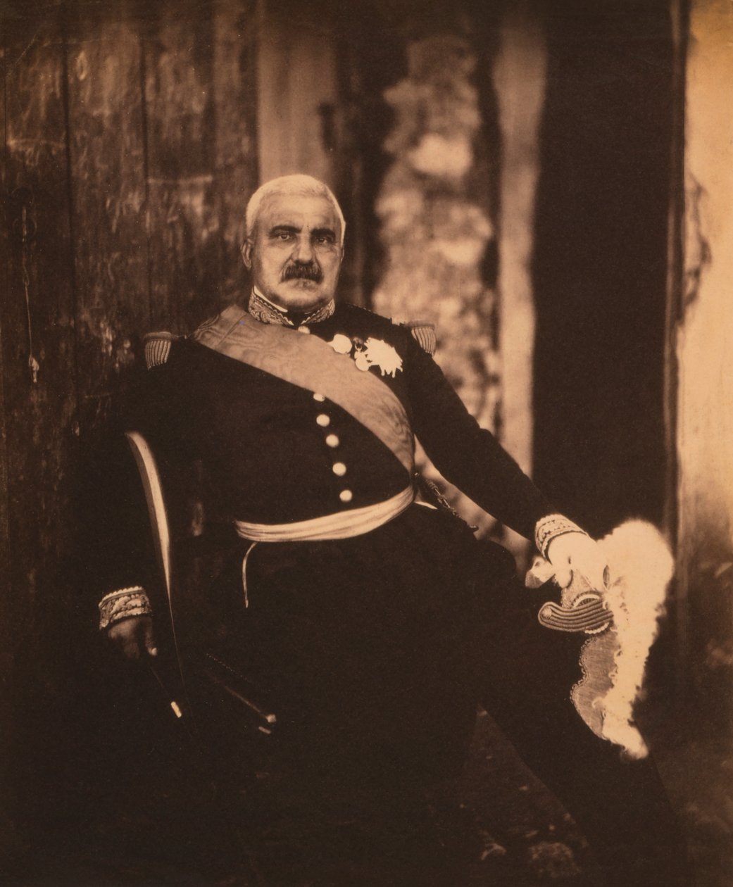 Marechal francês Aimable-Jean-Jacques Pelissier, Sentado com uniforme de retrato, Guerra da Crimeia, Crimeia, Ucrânia de Roger Fenton