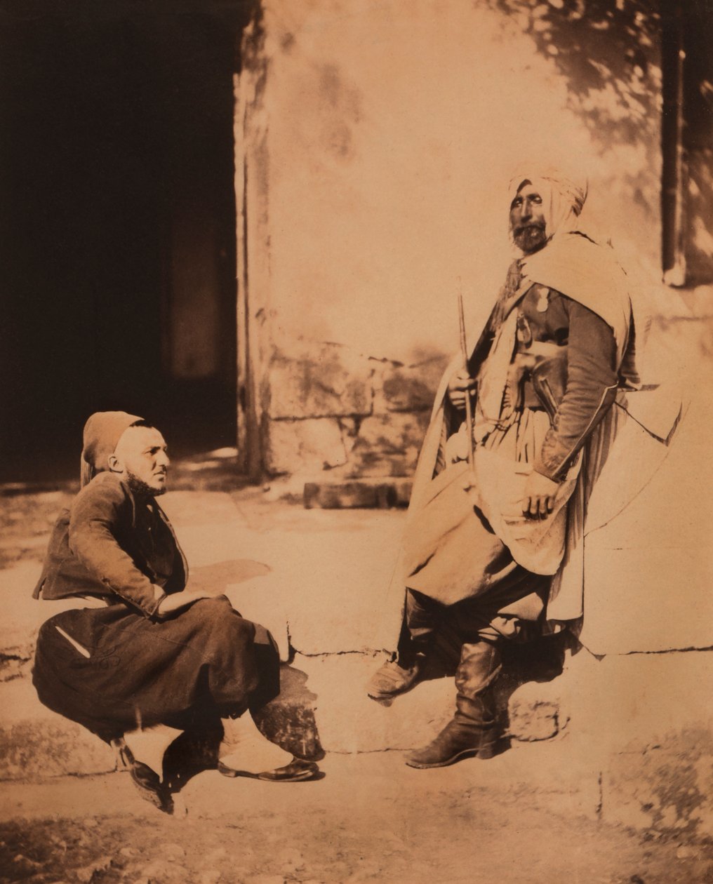 Retrato em tamanho real de Zouave sentado, e Oficial Spahi em pé, Retrato, Guerra da Crimeia, Crimeia, Ucrânia de Roger Fenton