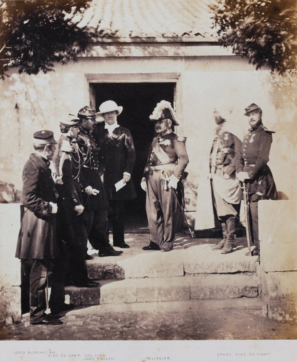 Grupo na sede, de um álbum de 52 fotografias associadas à Guerra da Criméia, 1855 de Roger Fenton