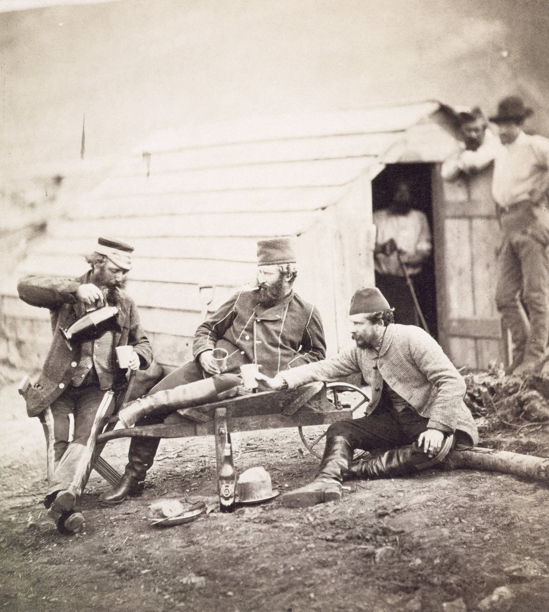 Dificuldades no Acampamento (Coronel Lowe e Capitães Brown e George), 1855 (albumen print de wet colodion negative) de Roger Fenton
