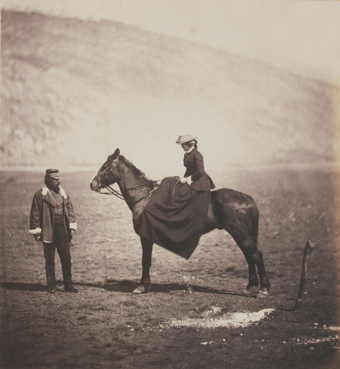 Henry Duberly Esq, Paymaster 8 (Os Royal Dragons do Rei) Dragoons (Hussars) e Mrs Duberly montados em um cavalo, de um álbum de 52 fotografias associadas à Guerra da Crimeia, 1855 de Roger Fenton