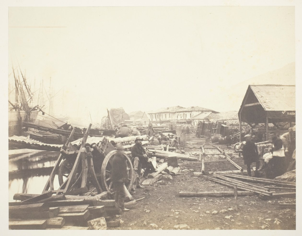 Local de desembarque, armazéns dos caminhos-de-ferro, Balaklava de Roger Fenton